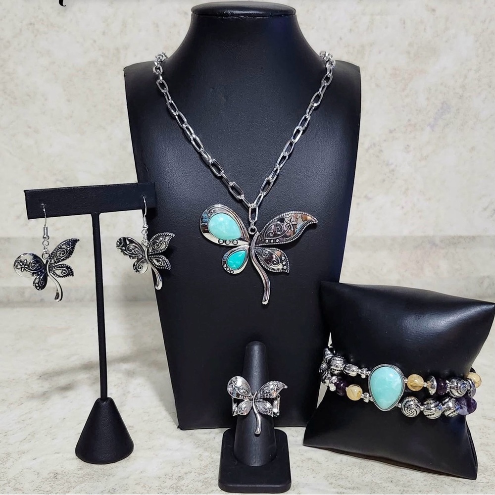 Elegant Silver and Turquoise Jewelry Set